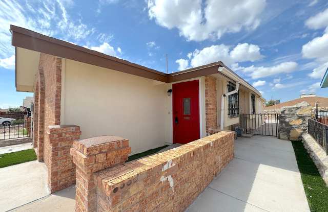 Refrig A/C 2bed/2bath Duplex with Bonus Room! Gallery 3