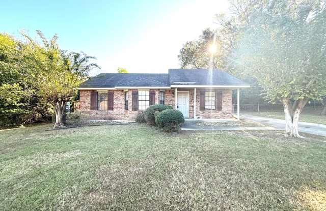 ** 3 bed 2 bath located in Millbrook ** Call the self-showing number to schedule a tour 334-366-9198 photos photos