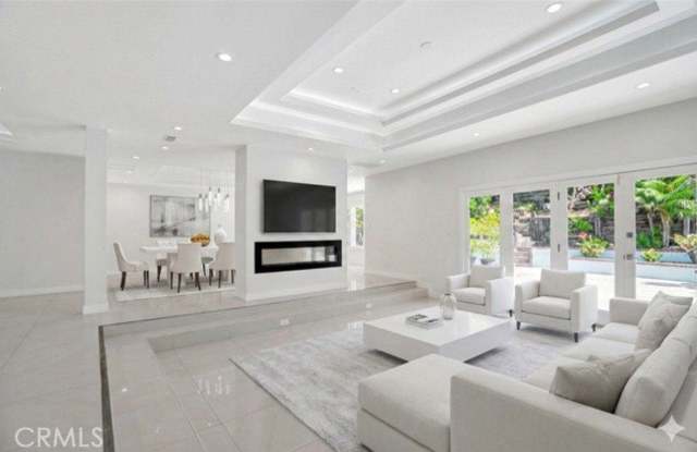 4450 Hayvenhurst Avenue photos photos