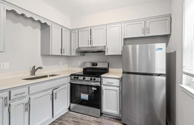 Back-to-School Special! Spacious Updated 3BR Townhome + $250 Off 2nd Month’s Rent Gallery 2