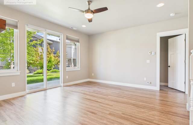 Spacious 4-Bedroom End-Unit Townhome with Two Primary Suites – Dog Friendly! Gallery 4