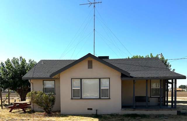Charming home in town with a country feeling - 3153 East Childs Avenue, Merced, CA 95341