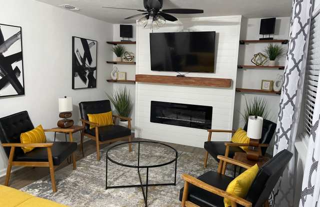 Remodeled modern 2/1 w/ Fireplace photos photos