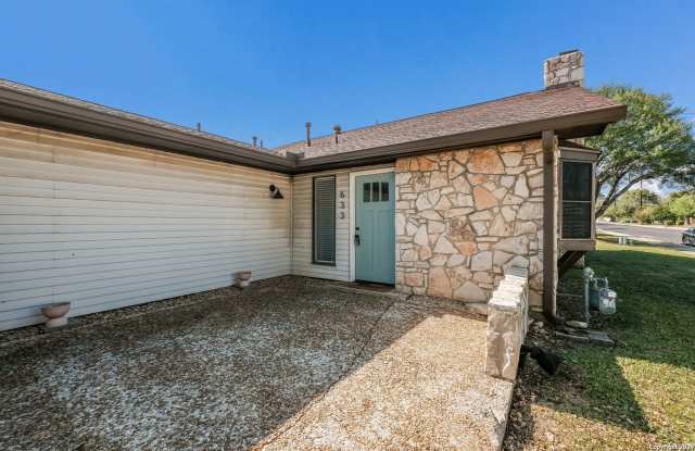 Charming 2/2 in the heart of Boerne! - 633 Oak Park Drive, Boerne, TX 78006