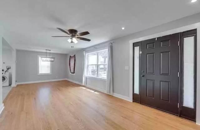 3/ 1 Home for Rent! Gallery 4