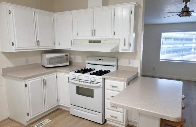 Remodeled 3 Bedroom Home in Lava Bluff 55+ Community Gallery 4
