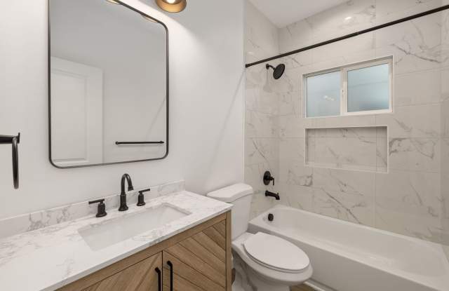 Spacious Remodeled 3BD/2BA with Massive Rooftop Deck, In-Unit W/D + Parking |Two Weeks of Free Rent!| Gallery 1