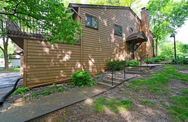 Spacious 2 BD / 1.75 BA Townhome In Maple Grove. photos photos