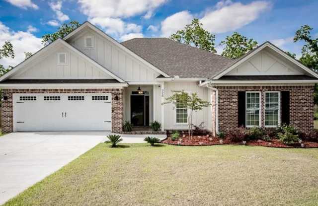 Modern 4BR/2BA Home with Granite Countertops, Island Kitchen & Screened Porch Gallery 1