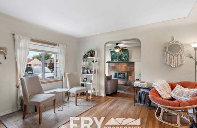 Cozy Ranch in Prime Location With A Large Private Back Yard photos photos