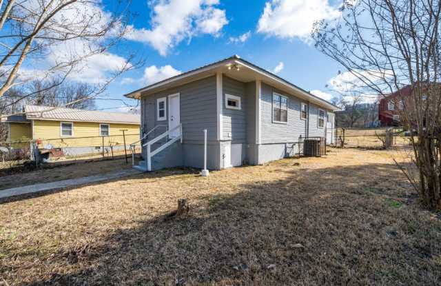 Charming 2-Bedroom Home with a Huge Kitchen & Fenced Backyard! Gallery 4