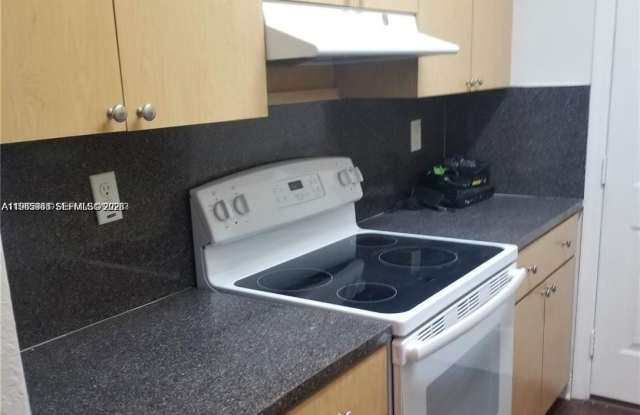 941 NE 169th St photos photos