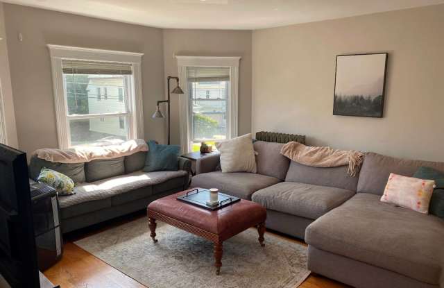 Brighton 4 Bed – 1,800 Sq Ft – W/D in Unit – Garage Parking – No Fee – 9/1 Gallery 1