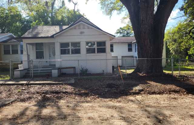 Fully Renovated 3/1 first floor single family home available for Immediate rent! Gallery 3