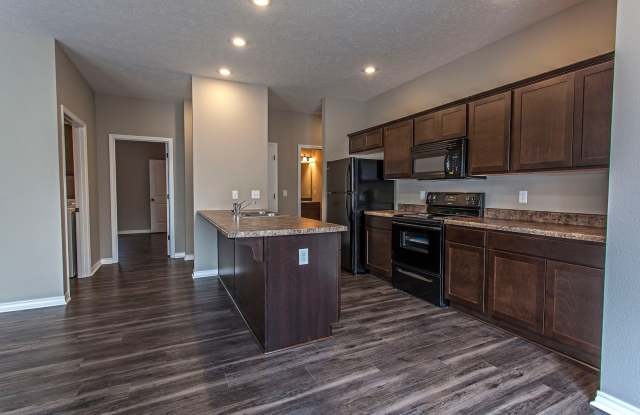 3bed 3bath house with a 2 car garage Gallery 4