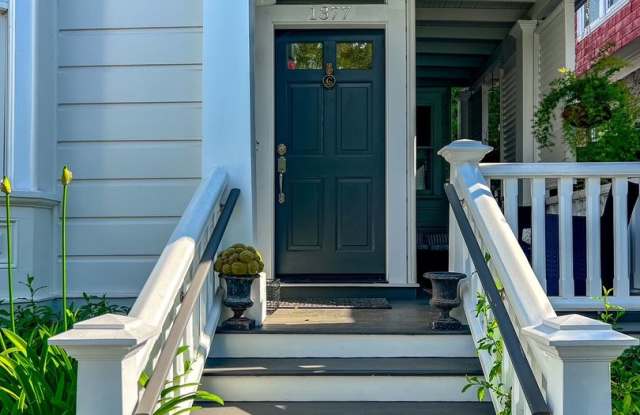 Beautifully Updated Two Bedroom Downtown Victorian Home Gallery 3
