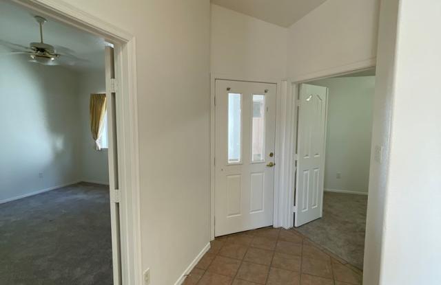 Three Bedroom Townhouse  in GREAT location! Gallery 4