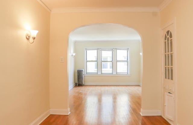 2408 W Lunt Gallery 3