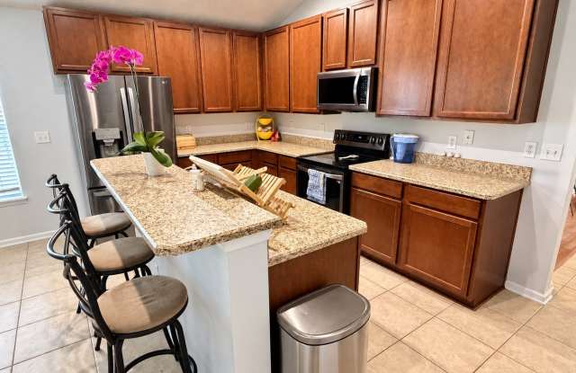 Inviting 3 Bedroom, 2 Bathroom Furnished Home in Westchester Gallery 3