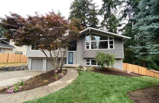Gorgeous remodel with chefs kitchen, manicured lawn, fenced yard and privacy in the fantastic location of Newport Hills! - 12510 Southeast 48th Place, Bellevue, WA 98006