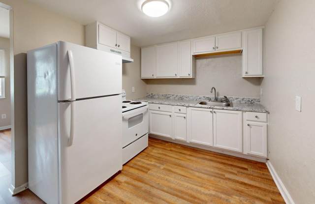 Elyria, 2 bedroom/1 bathroom renovated townhouse. Gallery 3