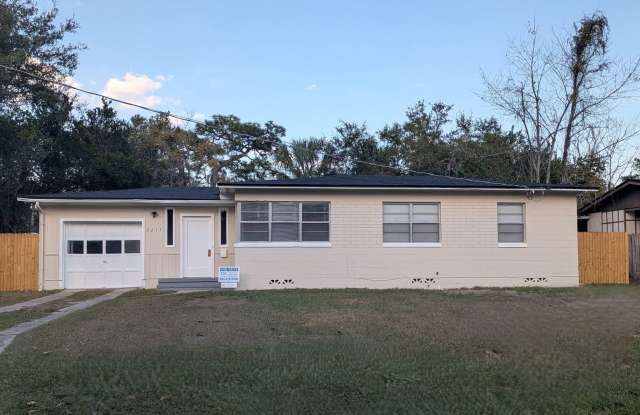 AVAILABLE NOW on this 18mo Lease Price - Great 3/1 located on the Westside and close to shopping, retail and entertainment!! - 2211 Tegner Drive, Jacksonville, FL 32210