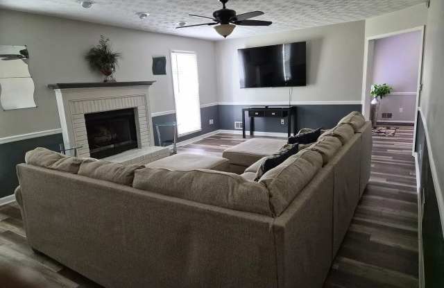 Room in 3 Bedroom Home in Rex Gallery 3