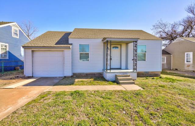Prime Location! 2BR/1BA Home Minutes from OKC Zoo  State Capitol photos photos