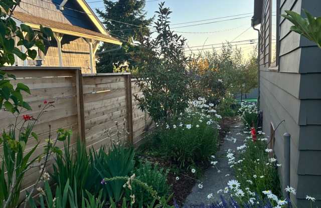 Lovely Fairmount Community Bungalow in West Seattle- $3200 Gallery 4