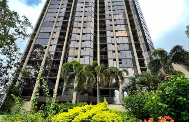 Available in November! Honolulu Tower Condo Rental - 2BR / 1Bath / 1Pkg Gallery 1