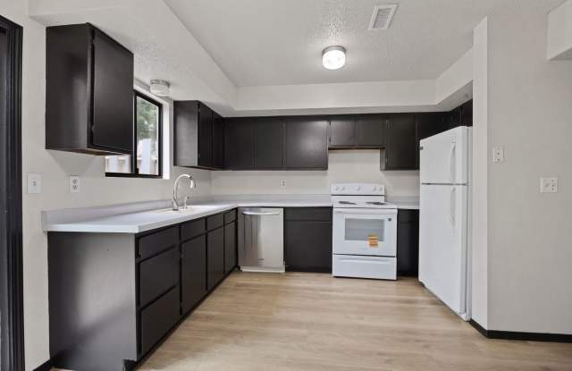 First Month Half Off - 2 Bedroom 2 Stall Garage Gallery 3