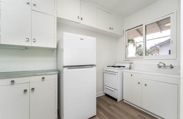 1 BED 1 BATH with 1 parking, MCCully area photos photos