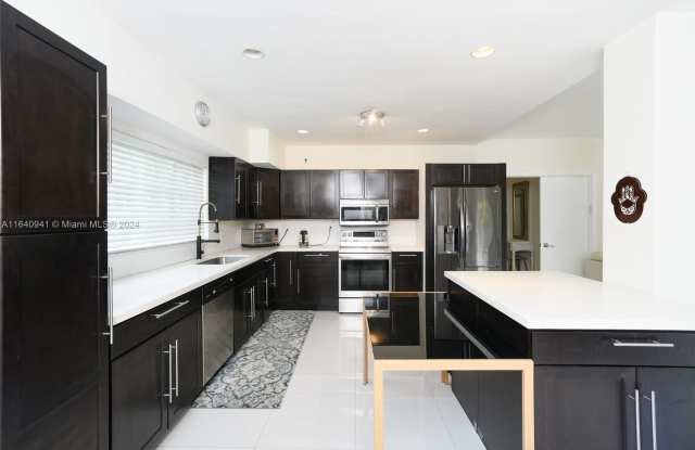 18931 NE 20th Ct Gallery 4