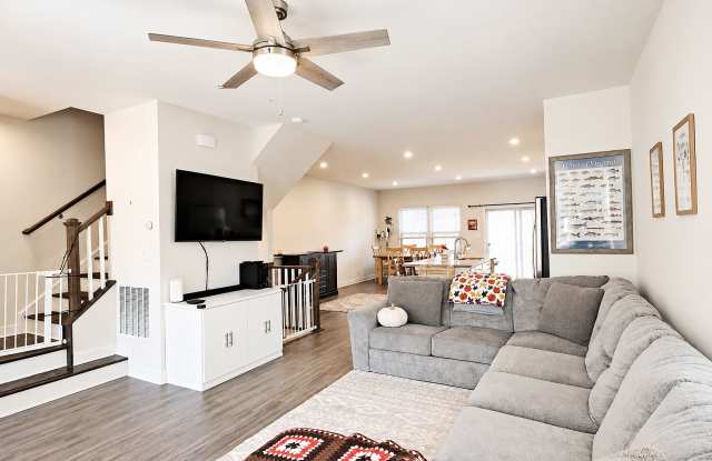 $500 Off 1st Month's Rent! Pet-Friendly Rivanna Village Townhome Gallery 3