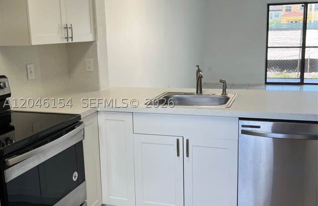 852 NE 209th St photos photos