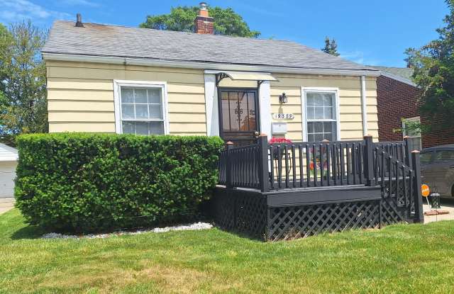 Charming 2 bedroom home in Harper Woods Gallery 3