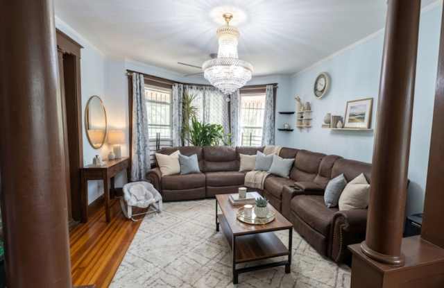 Massive 1,400 Sq Ft 1st-Floor Apartment – Park Views, In-Unit Laundry & Flexible Layout photos photos