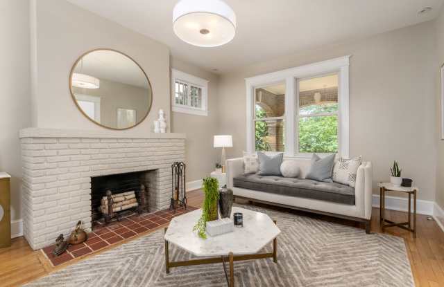 Charming Townhome | 5 Bed | 3.5 Bath | 3,300 Sf | Covered Front Porch & Large Fenced-In Backyard | Detached 3-Car Garage Gallery 4