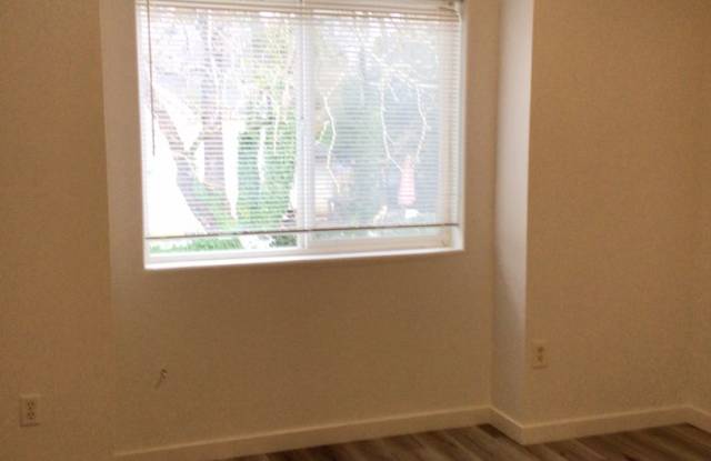 $300 OFF FIRST MONTH'S RENT - Two Bedroom, 1 1/2 Bath Townhome in Washougal Gallery 4