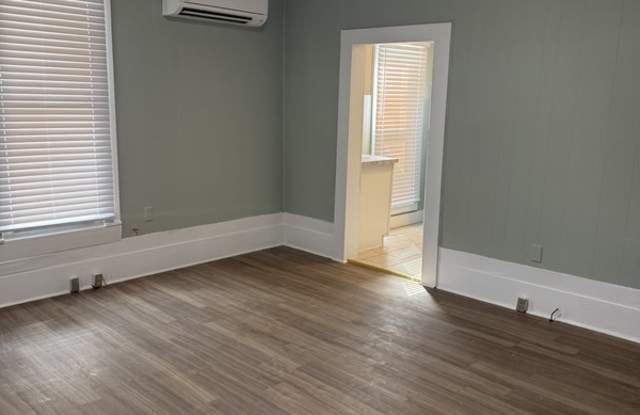 702 West Columbia Street - 2 photos photos