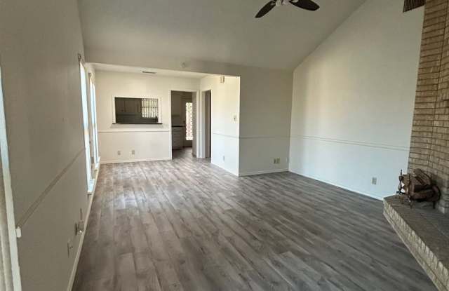 Beautiful Duplex in Esmond Estates Gallery 4