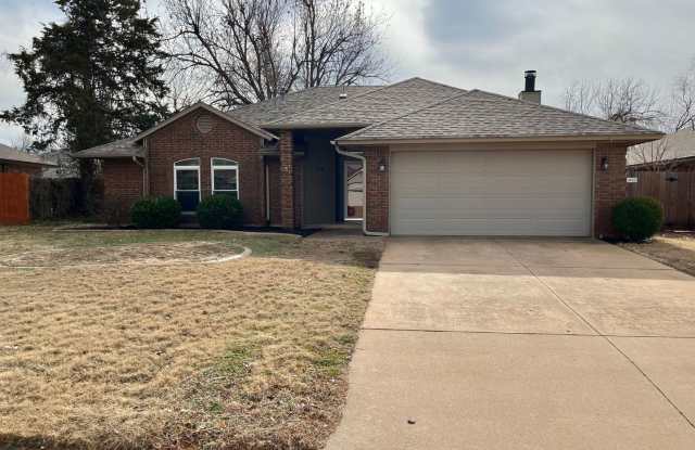 Great 3 bed 2 bath home in a great location!! - 1816 Rocky Mountain Way, Edmond, OK 73003