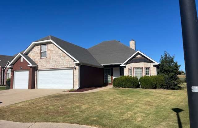 Beautiful 4 Bedroom, 3 car garage on Stonebridge Meadows Golf Course! - 1836 South Cherry Hills Drive, Fayetteville, AR 72701