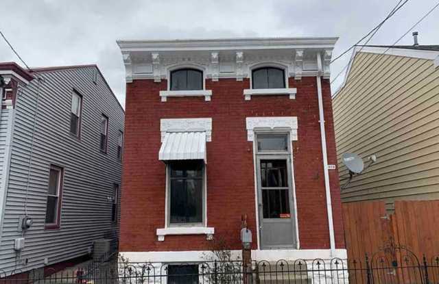 Charming 2BR in the Heart of Newport – Walk to Dining, Shops & the Levee photos photos