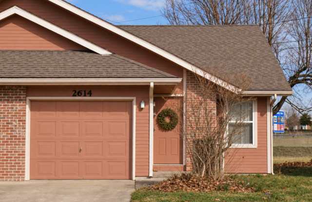 2 bed 1 bath duplex w/ garage! Gallery 1