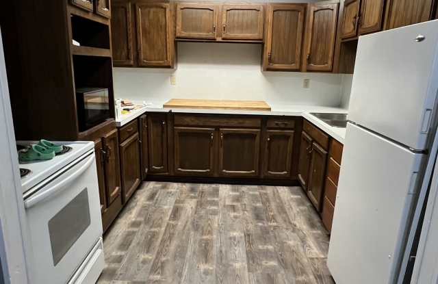 102 2nd Ave SW - 2 photos photos