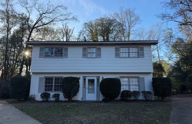 Beautifully Renovated Duplex in Prime Auburn Location - 1020 Crestwood Street, Auburn, AL 36830