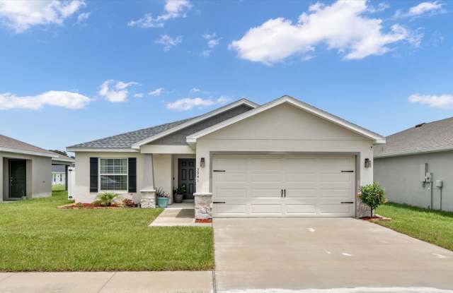 Willow Ridge community in North Lakeland. This stunning residence offers an exceptional blend of modern design and functional living. Boasting 4 spacious bedrooms and 2 well-appointed bathrooms photos photos