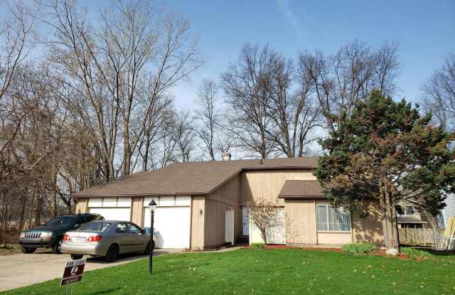 Spacious townhouse with updates and garage! Gallery 1