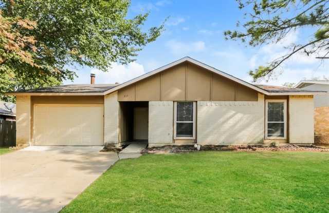 817 Sandalwood Lane - 817 Sandalwood Lane, Arlington, TX 76017